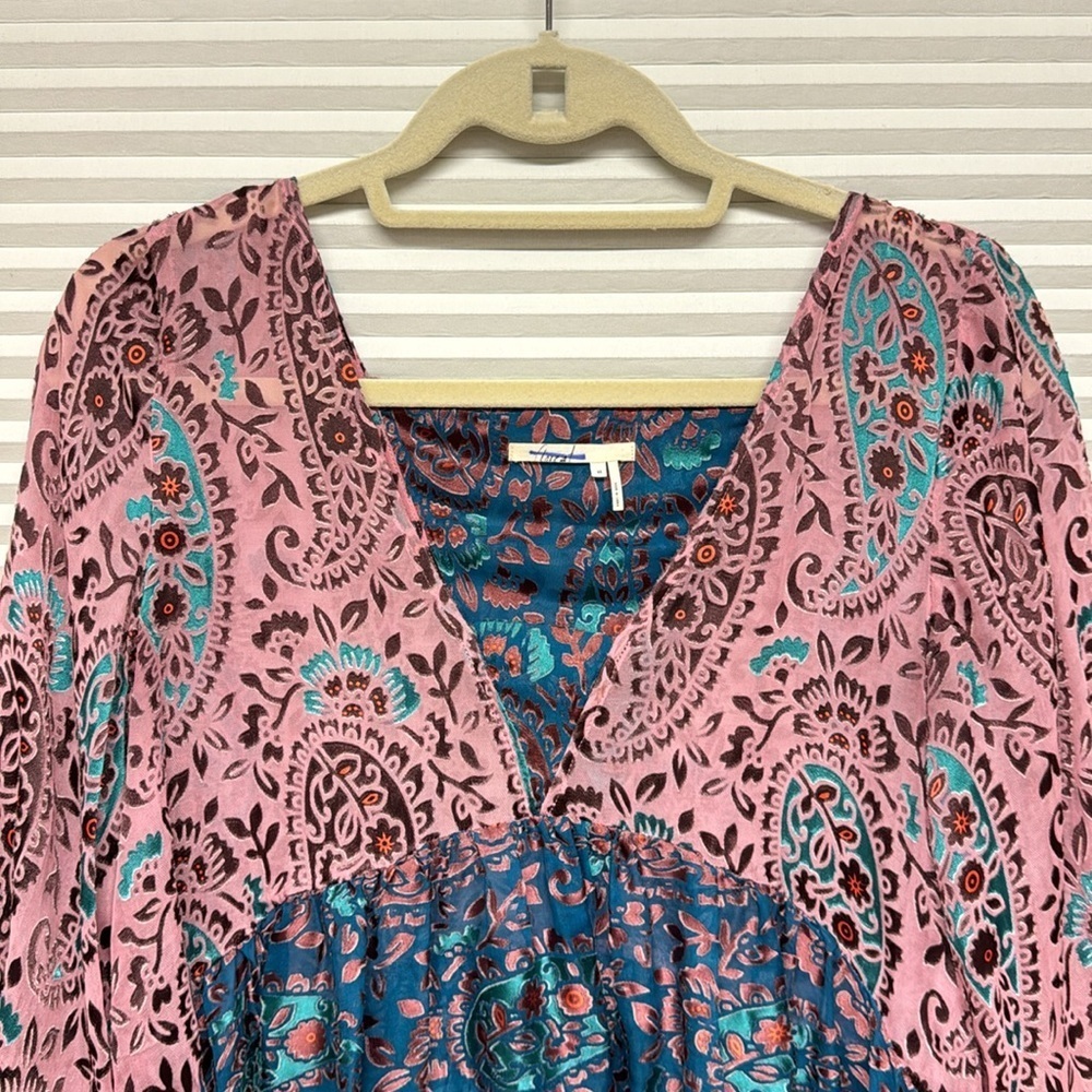 Floreat Valo Burnout Velvet Print Silk
Blend Asymmetrical Hem Blouse - Picture 3 of 8